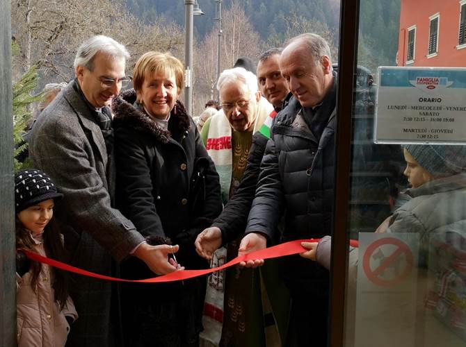 A Villa Rendena è stato inaugurato il punto vendita della Famiglia Cooperativa  In moltissimi, stamani, hanno voluto esserci all’inaugurazione del punto vendita della cooperativa di consumo che ha segnato l’ingresso a Villa Rendena della Famiglia Cooperativa Vigo Rendena.