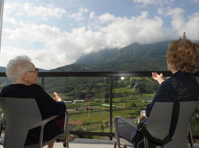 Dipendenti delle coop sociali distaccati nelle Rsa pubbliche,  già avviati i primi contratti Dopo la firma venerdì scorso dell’accordo quadro per integrare temporaneamente  – su base volontaria – il personale nelle Rsa con dipendenti delle cooperative sociali di area socioassistenziale, già avviati i contatti con la “don Ziglio” di Levico Terme e le Rsa nella zona di Arco e “busa”.Paolo Fellin (Federazione, Vales): Con l’emergenza virus cali anche fino al 70% nei servizi domiciliari. Per contro, il personale delle Rsa in molti casi è vicino al collasso.Chi lo vorrà e solo attraverso una adesione su base volontaria, potrà essere distaccato per il periodo dell’emergenza nelle residenze per anziani pubbliche. Una risposta occupazionale e nello stesso tempo la copertura di un servizio essenziale.