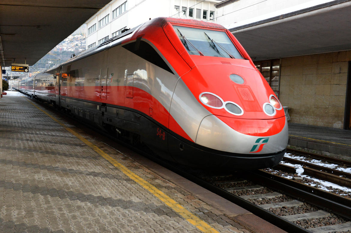 
Per i molti utenti del treno si tratta di una notizia attesa. Dal 14 giugno infatti verranno attivati nuovi collegamenti con Roma e Milano. Ma non finisce qui: nei fine settimana saranno attivati dei servizi anche verso la Riviera Adriatica.
Nel confermarlo, il presidente della Provincia, Maurizio Fugatti esprime soddisfazione per l'esito positivo delle sollecitazioni manifestate dall'Amministrazione nei confronti di Trenitalia, e rinnovate in un recente incontro con l'amministratore delegato Orazio Iacono e il responsabile regionale Hopfinger.