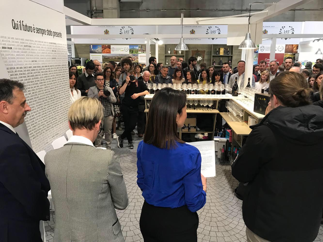 La Cantina Roveré della Luna Aichholz ha celebrato a Vinitaly i suoi 100 anni di storia con uno stand dedicato ai Soci e un ricco programma di eventi per i prossimi mesi. Il saluto degli assessori Bisesti e Zanotelli, il brindisi con lo speciale Vervé TrentoDoc Riserva presentato da Helmuth Köcher (Merano WineFestival).