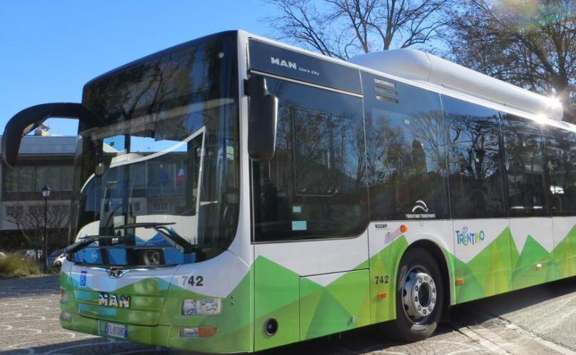 A partire da lunedì 22 marzo sono state introdotte alcune novità per il servizio di trasporto pubblico &quot;Elastibus&quot;. Sia in ambito urbano che extraurbano il servizio sarà svolto dalle ore 05.00 alle 07.00 e dalle 21.00 alle 22.30, sia nei giorni feriali che in quelli festivi. Lo ha deciso la Giunta provinciale con un provvedimento proposto dal presidente Maurizio Fugatti.