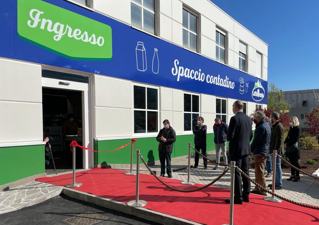 Aperto il nuovo negozio annesso al caseificio di Latte Trento. Venderà latte, formaggi e i prodotti del territorio a km zero.All'inaugurazione, insieme al presidente Carlo Graziadei e Sergio Paoli, il sindaco di Trento Franco Ianeselli, il presidente del Consiglio comunale Paolo Piccoli, il presidente della Cooperazione Trentina Roberto Simoni.