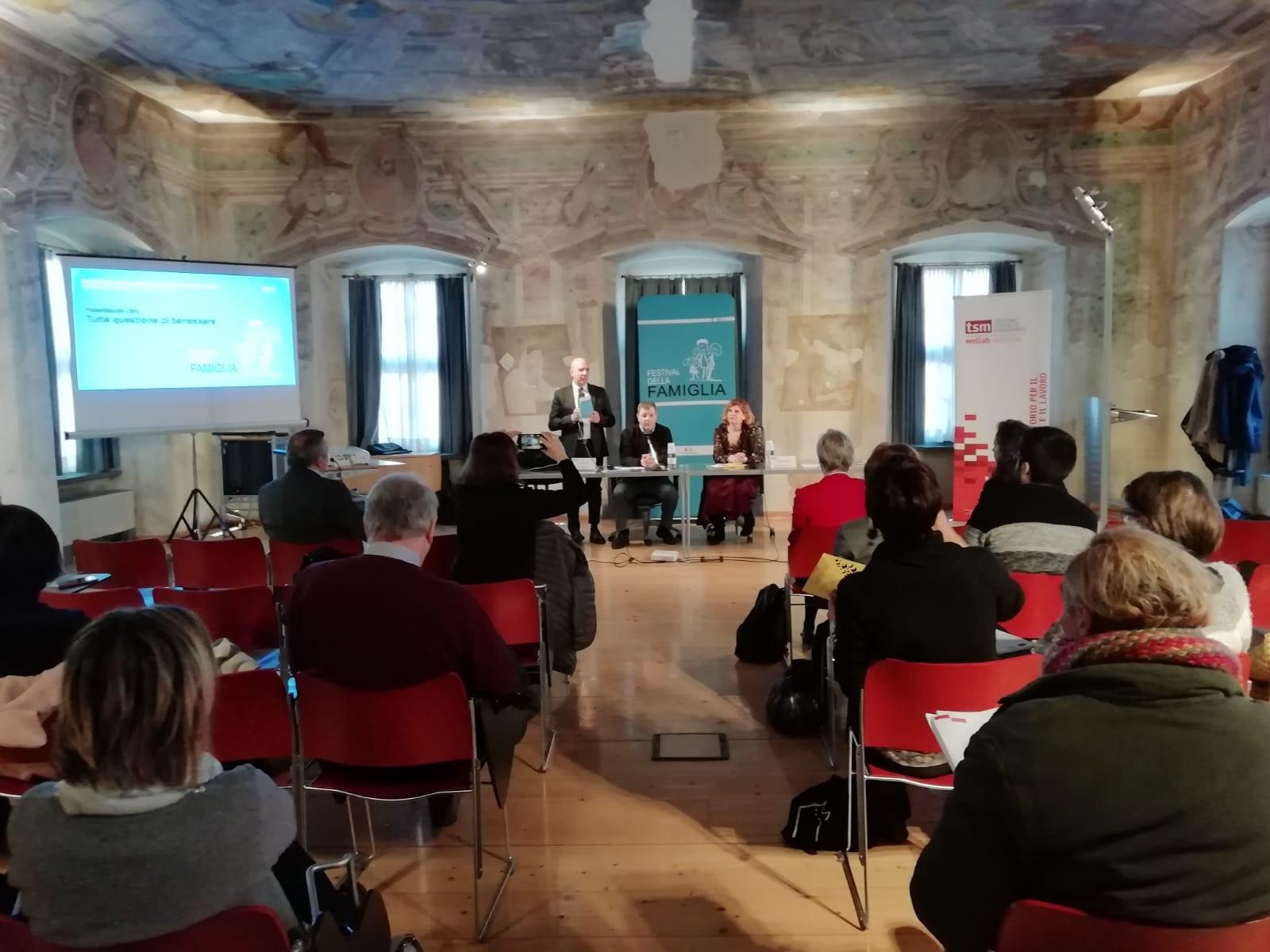 Elisabetta Dallavalle, esperta di benessere della persona nei contesti organizzativi aziendali, ha così esordito nell'ambito della presentazione del suo libro dal titolo &quot;Tutta questione di benessere&quot; (edizione Licosia 2019): &quot;Il lavoro è un luogo dove ci si può liberare dal concetto che bisogna soffrire, è invece una meravigliosa opportunità per esprimersi e donare tutto se stessi, facendo parte del sistema Paese. All'interno di un contesto organizzativo la persona può fiorire&quot;.