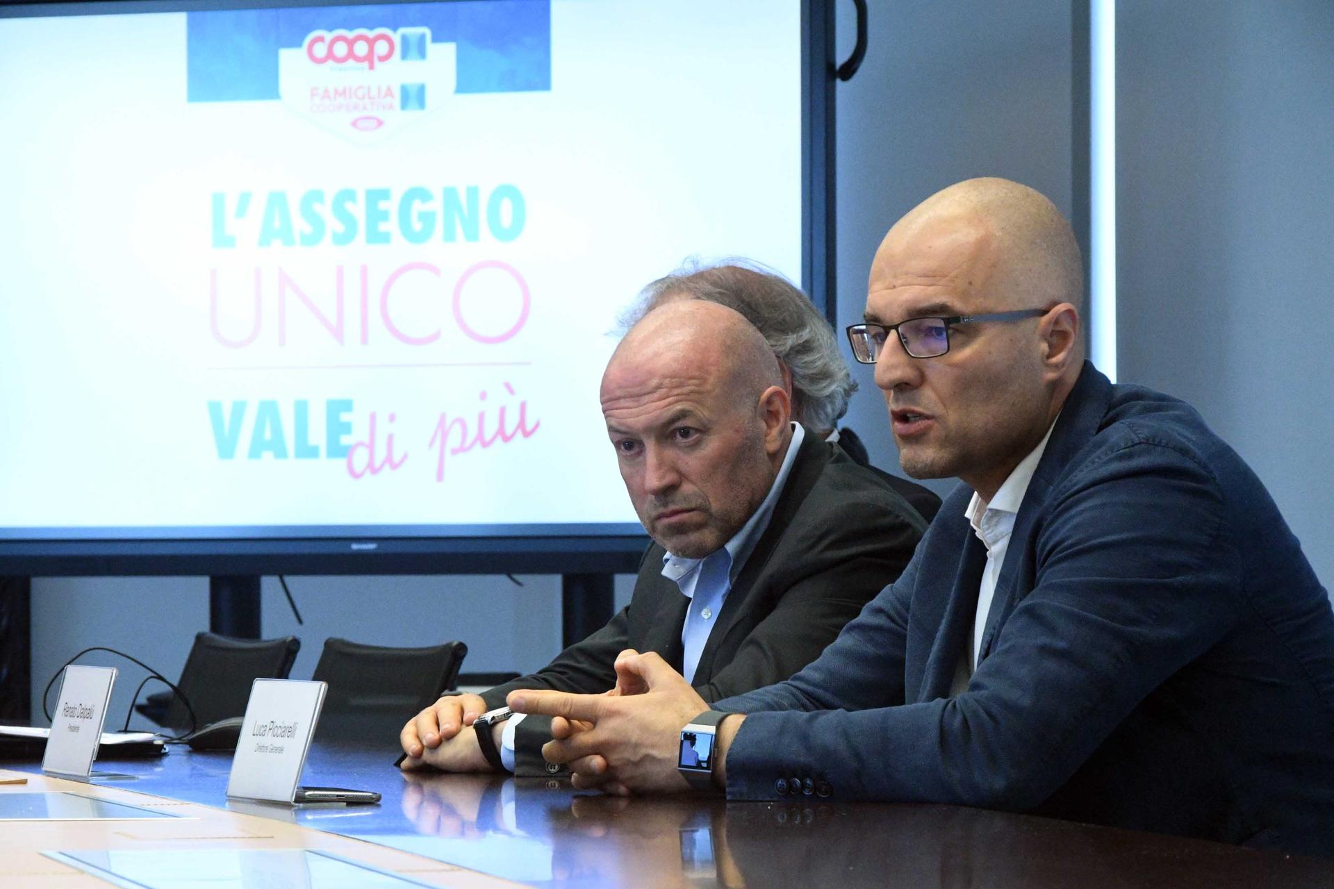 L’iniziativa di carattere sociale pensata per chi percepisce l’assegno unico provinciale è stata presentata, stamani, durante la conferenza stampa alla sede di Sait dai vertici del consorzio. Sarà operativa da lunedì prossimo.Renato Dalpalù: è venuto il momento di restituire qualcosa al territorio. Luca Picciarelli: con questa proposta ci rivolgiamo ad una platea di circa 40mila famiglie.