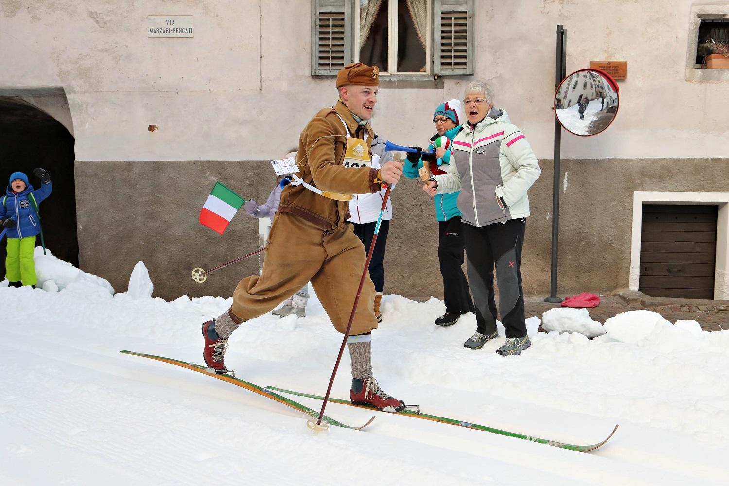 Marcialonga Story, la ‘macchina del tempo’ di Marcialonga, andrà in scena sabato 25 gennaio a Lago di Tesero, in Trentino, fungendo da manifestazione collaterale della stori… ca ski-marathon, ma il prossimo weekend il comitato trentino scenderà in Toscana rispolverando un gemellaggio altrettanto storico, quello tra Marcialonga Story, appunto, e l’Eroica di Gaiole in Chianti. L’evento toscano è pronto – il 6 ottobre – a festeggiare la ventitreesima edizione con partecipanti provenienti da tutto il mondo, un po’ ciò che accadrà il 26 gennaio alla 47.a edizione della Marcialonga di Fiemme e Fassa.